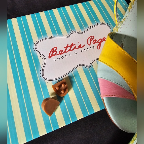 Bettie Page Size 9 Ankle Strap Heels - Picture 4 of 4